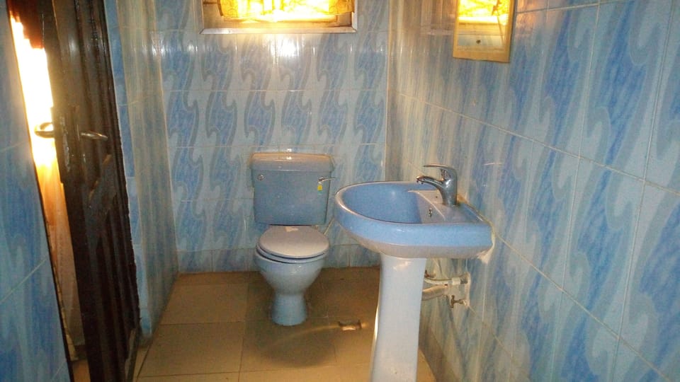 Basic Suite | Bathroom | Shower, rainfall showerhead, free toiletries, towels