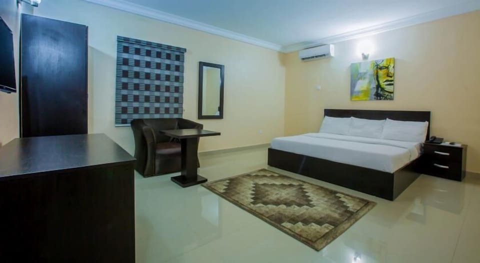 Deluxe Room, 1 Queen Bed, Non Smoking | In-room safe, free WiFi, bed sheets