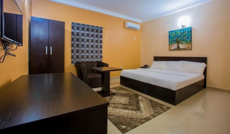 Deluxe Room, 1 Queen Bed, Non Smoking | In-room safe, free WiFi, bed sheets