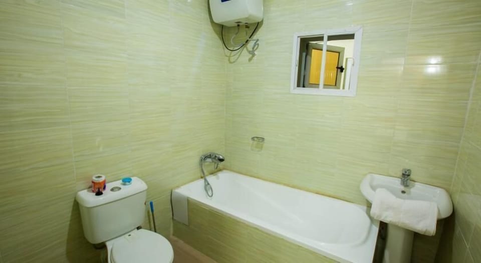 Shower, rainfall showerhead, free toiletries, towels
