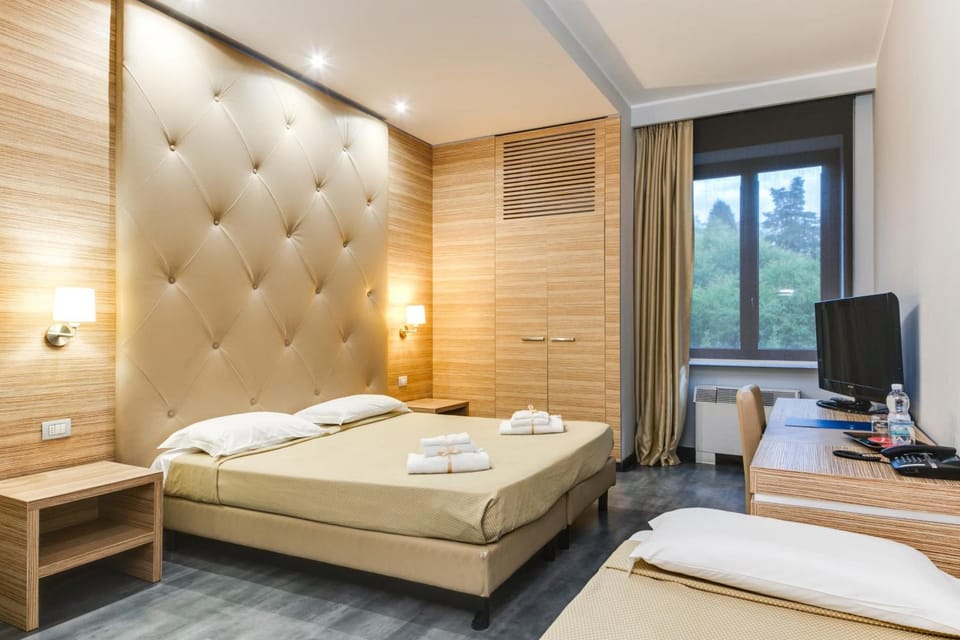 Deluxe Room | Minibar, in-room safe, desk, blackout drapes