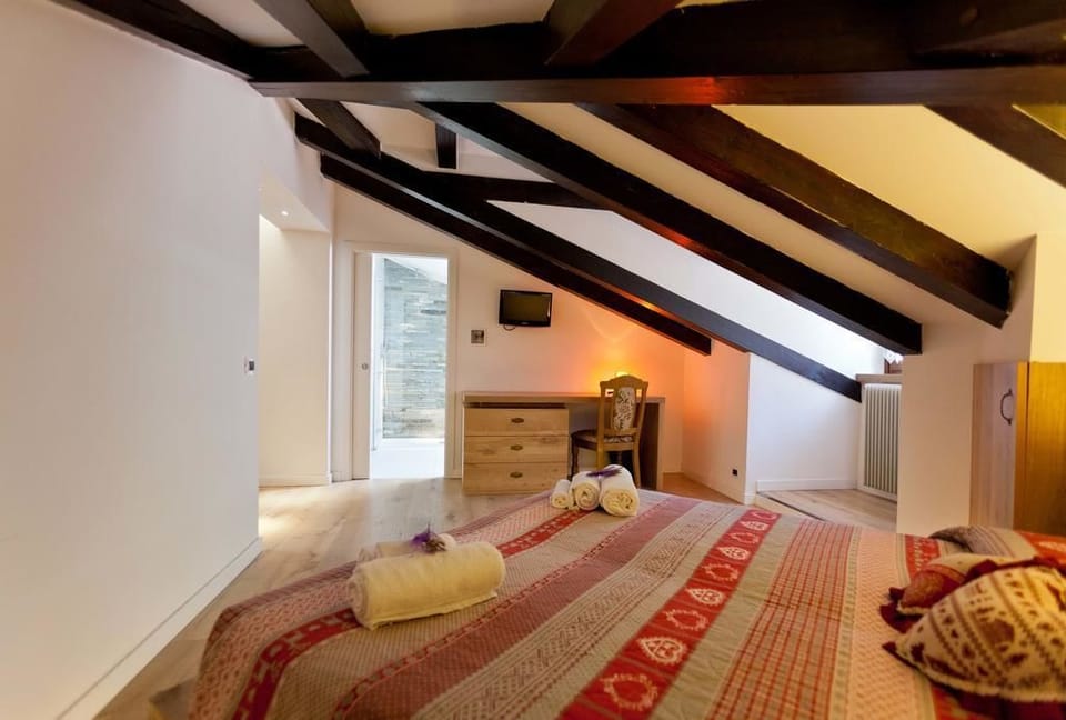 Family Room | Premium bedding, in-room safe, desk, soundproofing