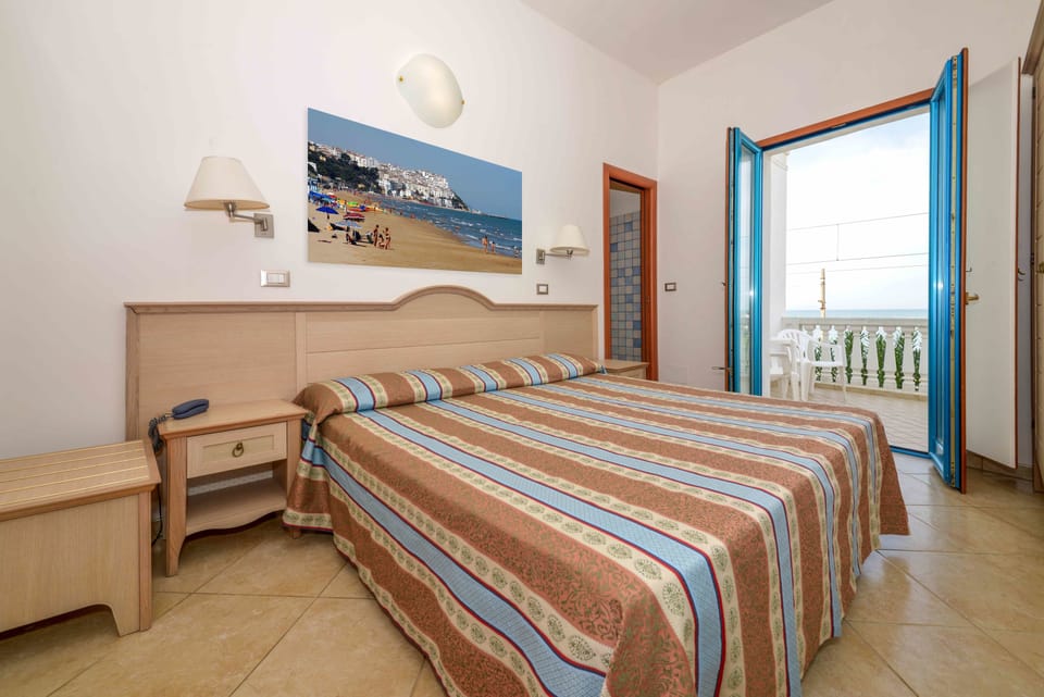 Standard Room, 1 Double Bed | Premium bedding, in-room safe, desk, cribs/infant beds