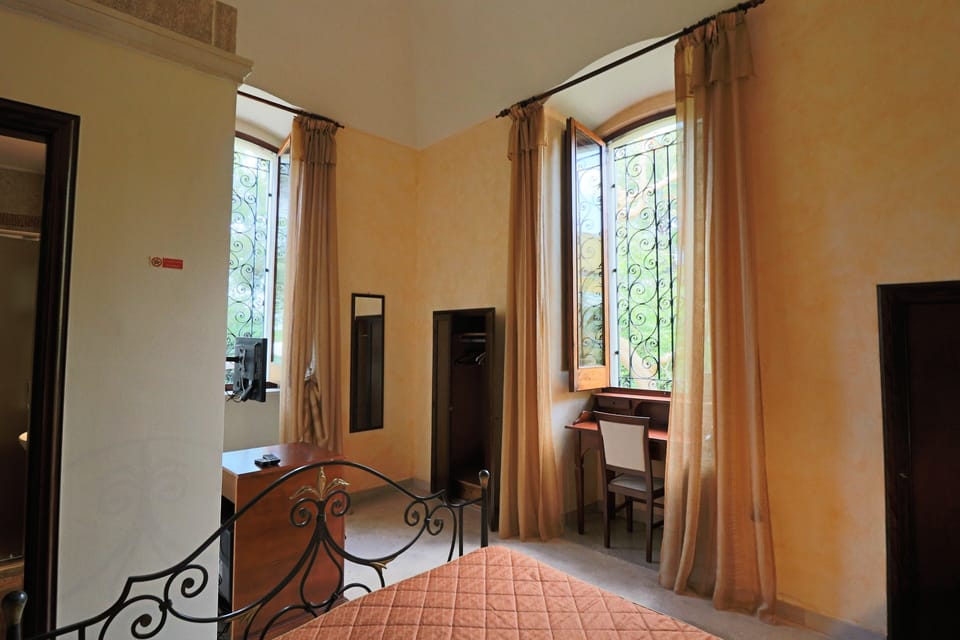 Deluxe Room, 1 Queen Bed, Non Smoking, Garden View | Frette Italian sheets, premium bedding, down comforters, in-room safe