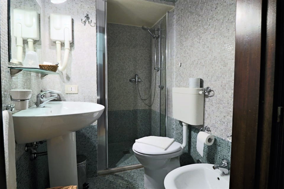 Family Room, 1 Queen Bed, Park View | Bathroom | Shower, rainfall showerhead, free toiletries, hair dryer