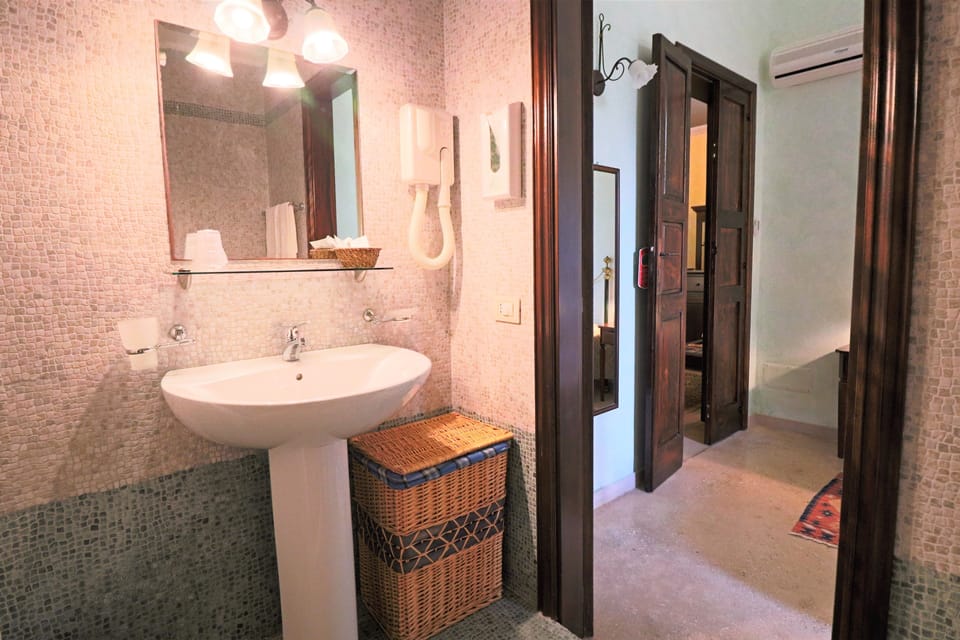 Deluxe Room, 1 Queen Bed, Non Smoking, Garden View | Bathroom | Shower, rainfall showerhead, free toiletries, hair dryer