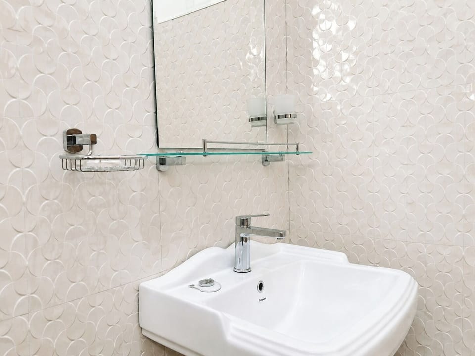 Double Room | Bathroom | Shower, free toiletries, towels