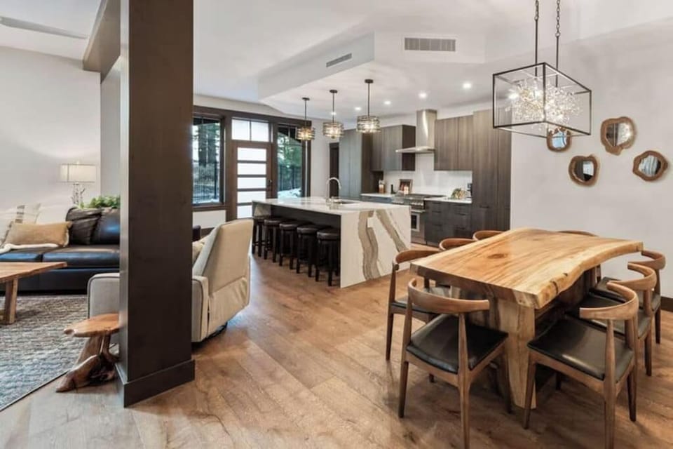 Luxury Condo, 3 Bedrooms, Kitchen, Partial Lake View | Private kitchen | Full-size fridge, oven, stovetop, dishwasher