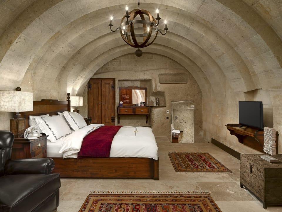 Deluxe Suite | Egyptian cotton sheets, premium bedding, down comforters, minibar
