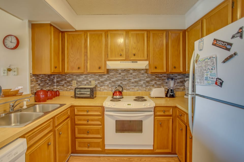 Kitchen | Cooking Basics | Coffee Maker | Paper Towels/Trash Bags Provided