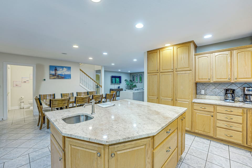 Full Kitchen | Dishware and Cookware Provided