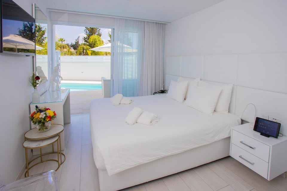 Deluxe Suite,Private Pool | 2 bedrooms, premium bedding, minibar, in-room safe