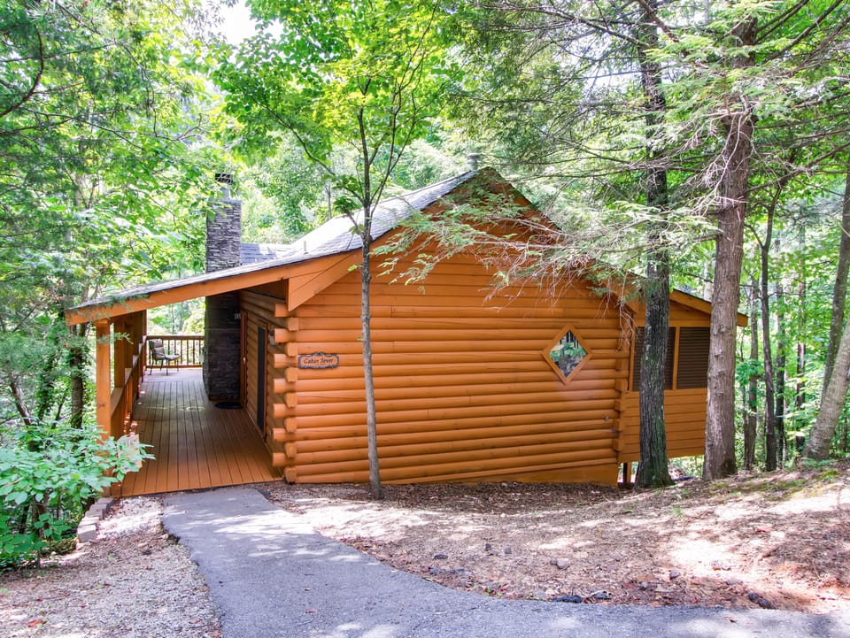 Gorgeous Secluded one bedroom cabin - Private log home surrounded by nature.