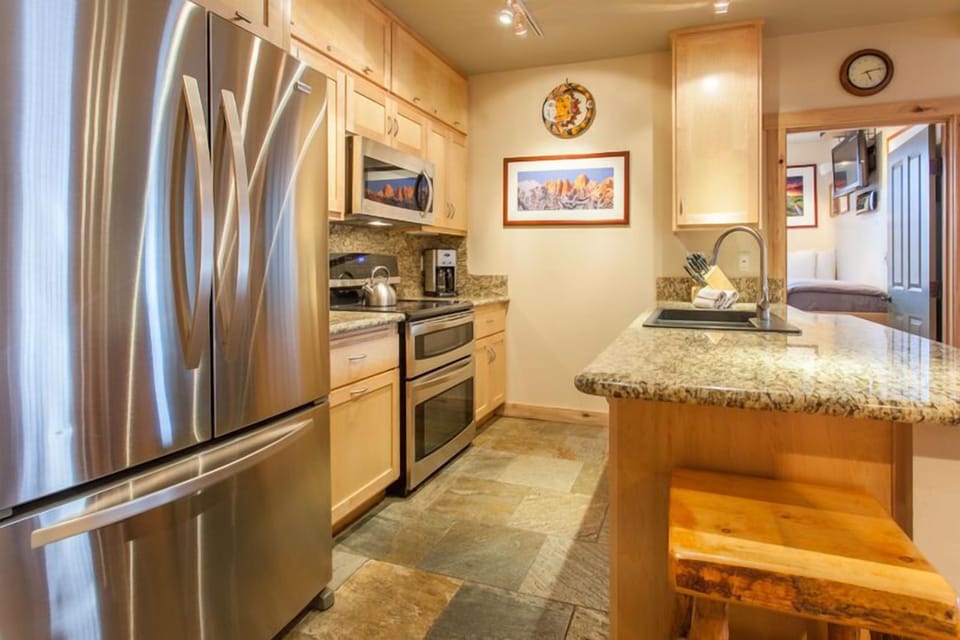 Fully Equipped Kitchen / Kitchen Bar with 3 Stools