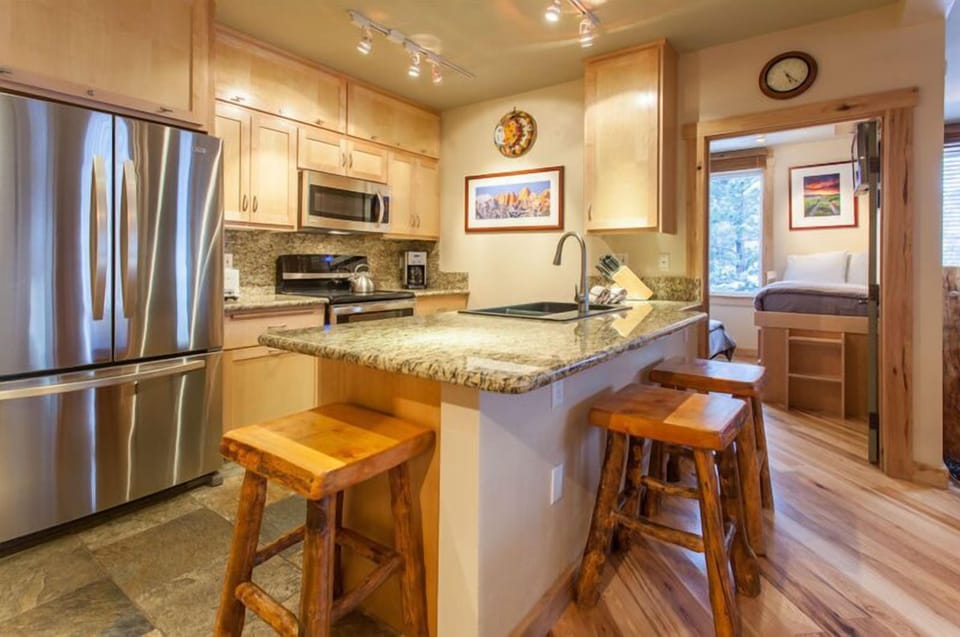 Fully Equipped Kitchen / Kitchen Bar with 3 Stools