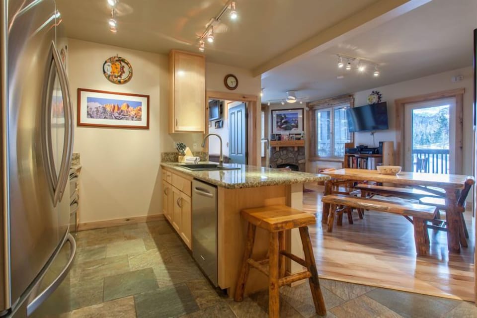 Fully Equipped Kitchen / Kitchen Bar with 3 Stools / Dining Table for 6