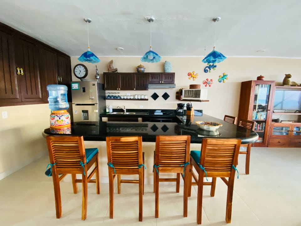 Kitchen and Breakfast Bar