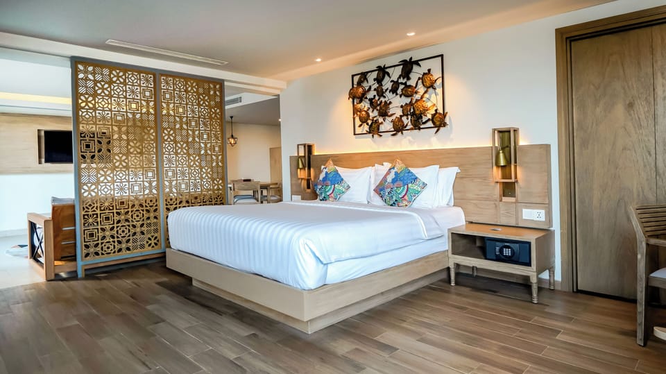 One Bedroom Balcony Suite | Premium bedding, minibar, in-room safe, desk