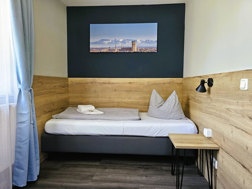 Basic Single Room | Desk, free WiFi, bed sheets