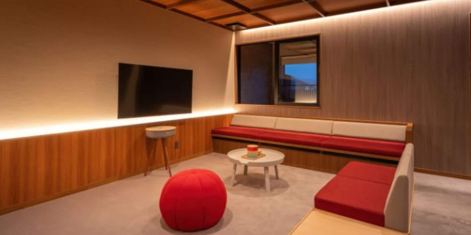 Comfort Room | In-room safe, desk, free WiFi, bed sheets