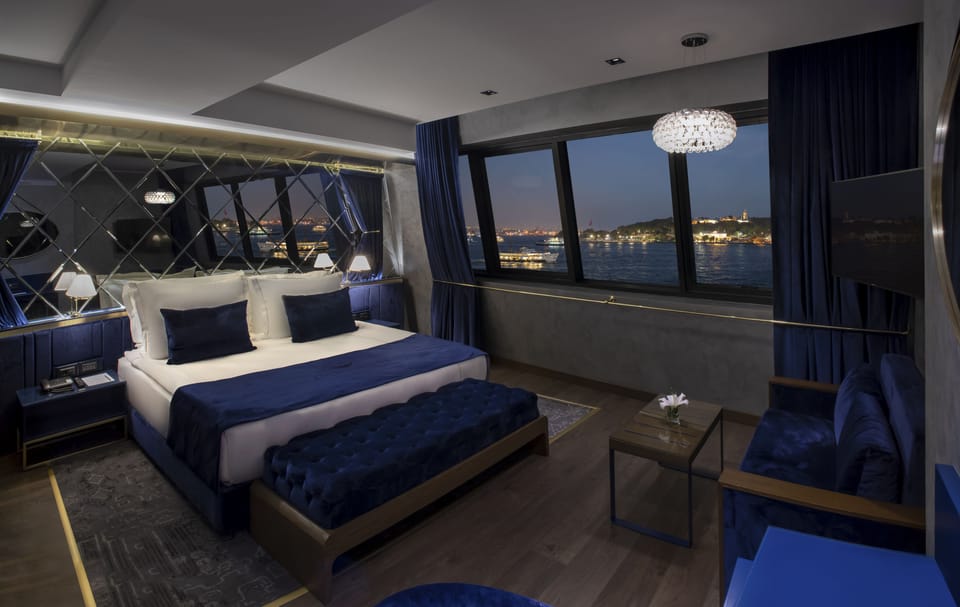 Penthouse, Suit Room with Sea View | Minibar, in-room safe, desk, soundproofing