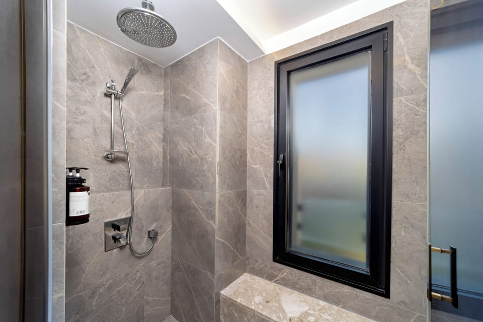 Deluxe Room | Bathroom | Free toiletries, hair dryer, bathrobes, slippers