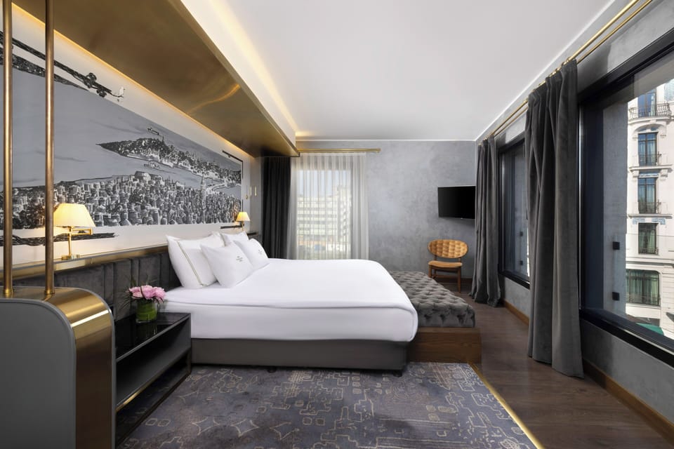 Corner Suite Room with Sea View | Minibar, in-room safe, desk, soundproofing
