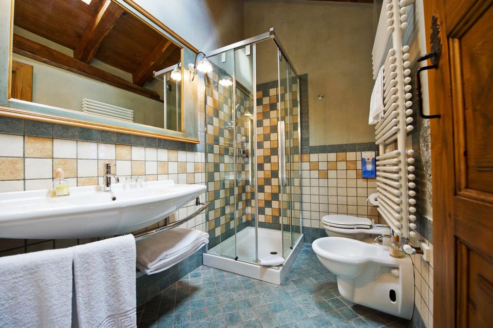 Suite, Garden View | Bathroom | Shower, rainfall showerhead, free toiletries, hair dryer