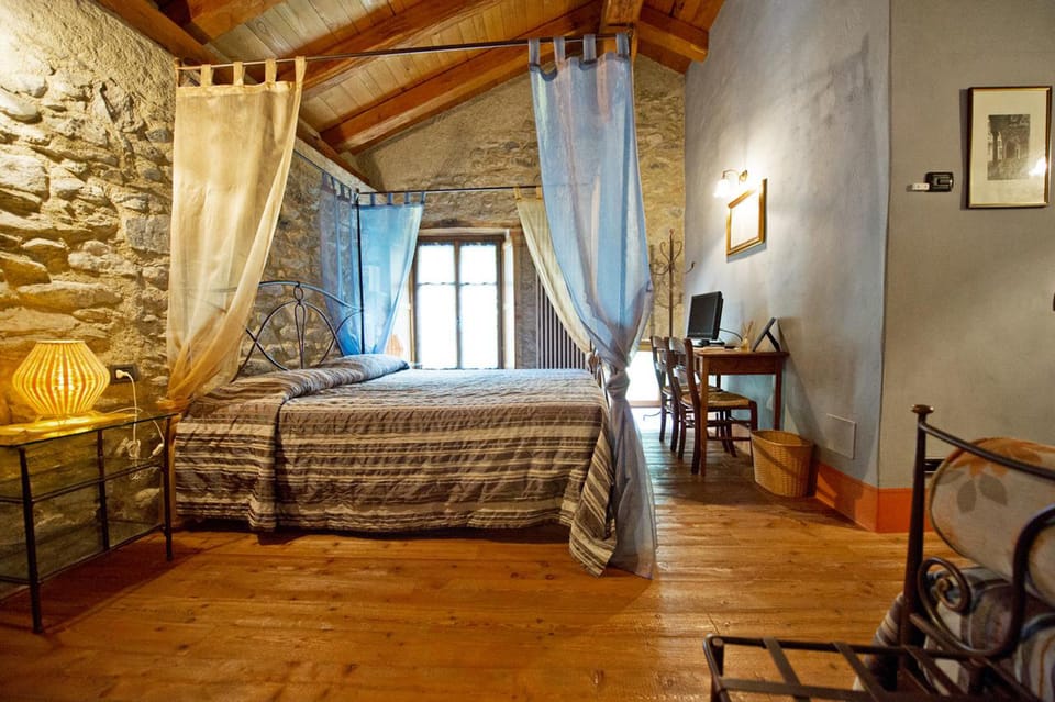 Suite, Garden View | Desk, blackout drapes, soundproofing, free WiFi