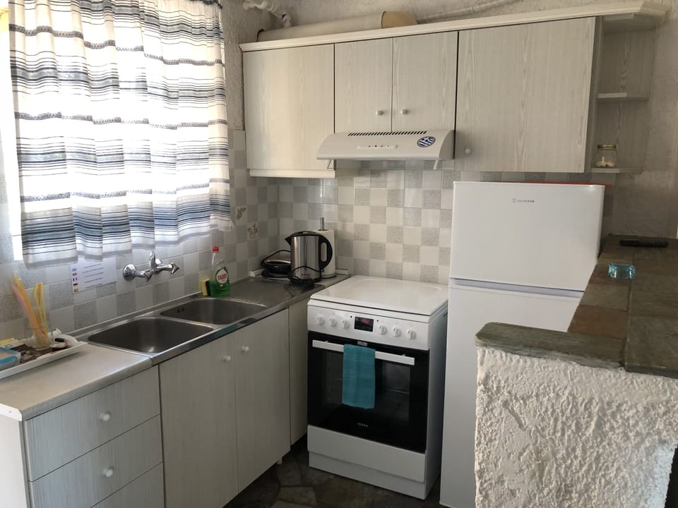 Condo (Victoria) | Private kitchen | Oven, stovetop, electric kettle, cookware/dishes/utensils
