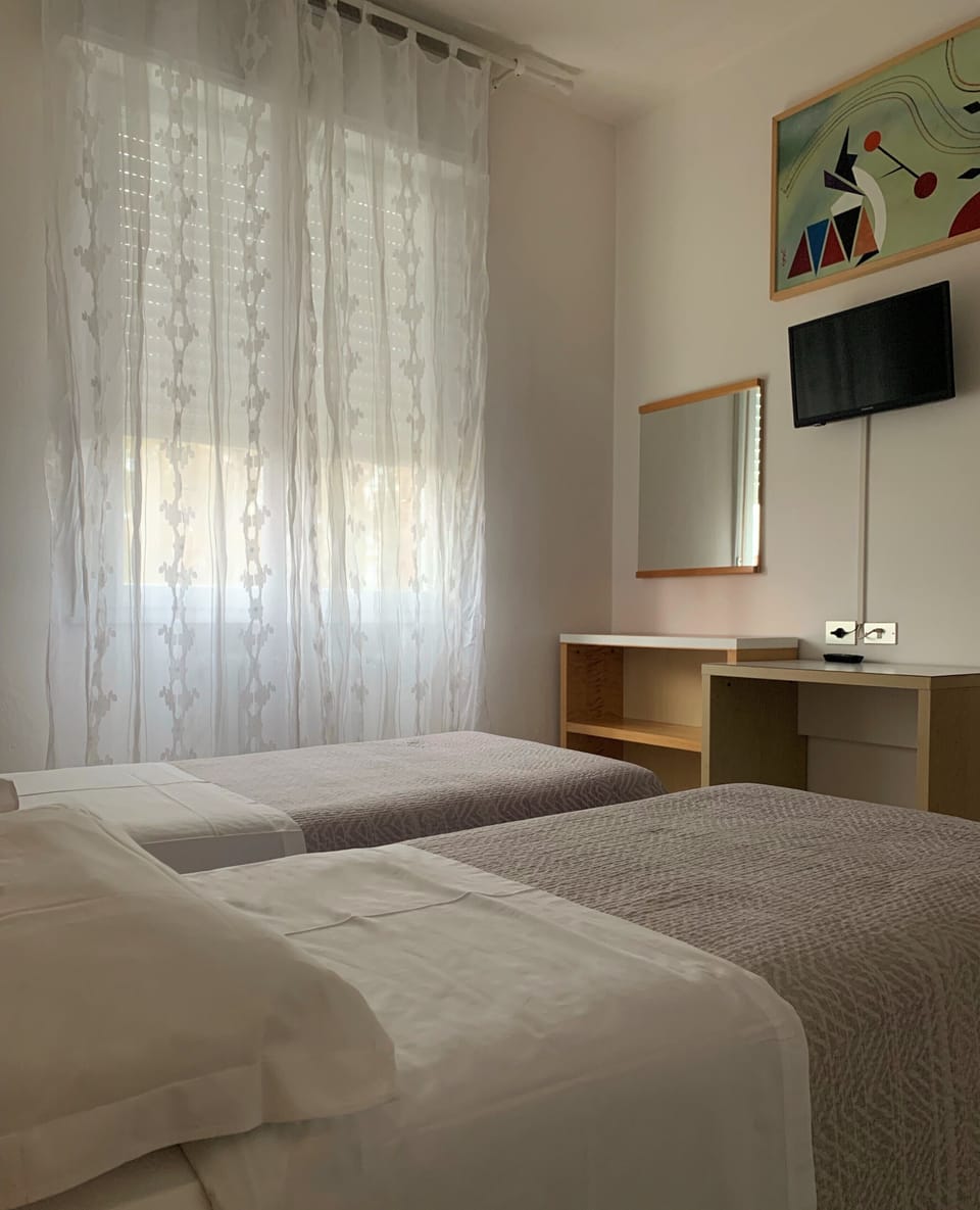 Twin Room, Private Bathroom | Desk, free WiFi, bed sheets