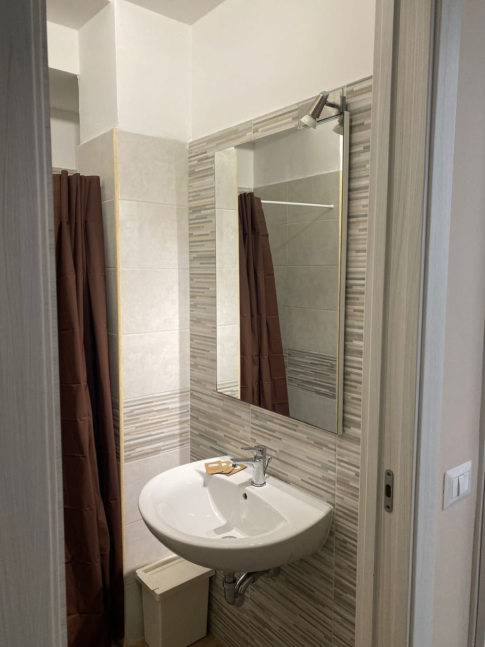 Economy Room | Bathroom | Shower, hair dryer, bidet, towels