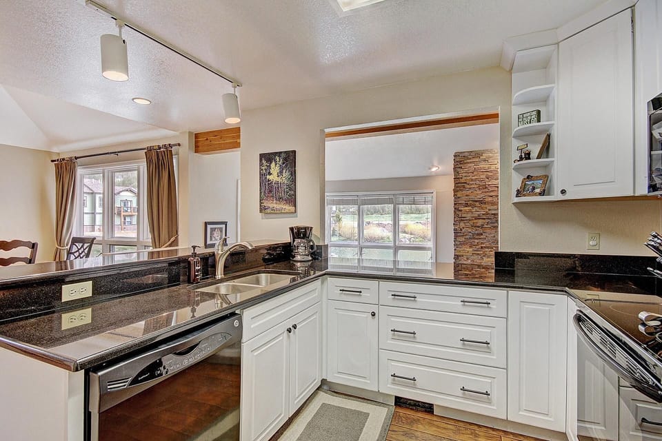 Townhome, 3 Bedrooms | Private kitchen | Fridge, microwave, oven, dishwasher