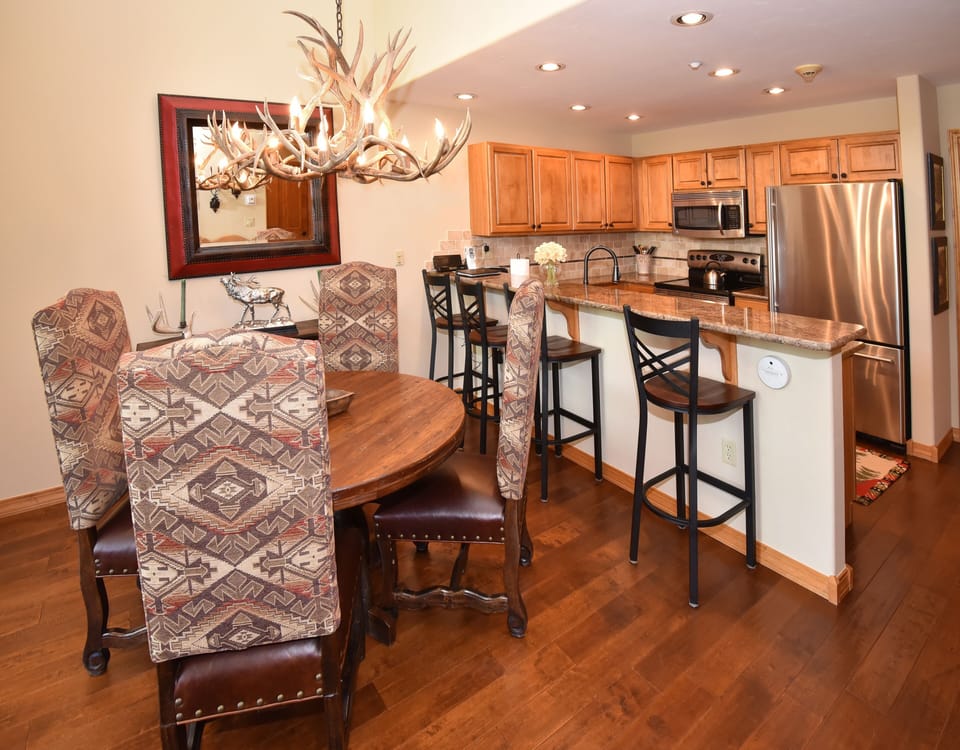 Condo, 2 Bedrooms | Dining