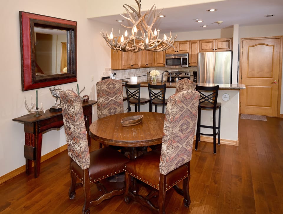 Condo, 2 Bedrooms | Dining