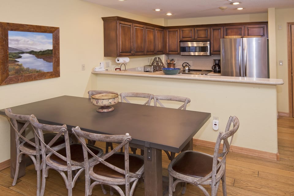 Condo, 2 Bedrooms | Dining