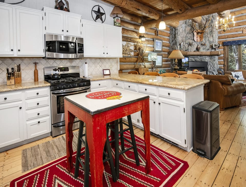 Townhome, 2 Bedrooms | Private kitchen | Microwave, dishwasher, cookware/dishes/utensils