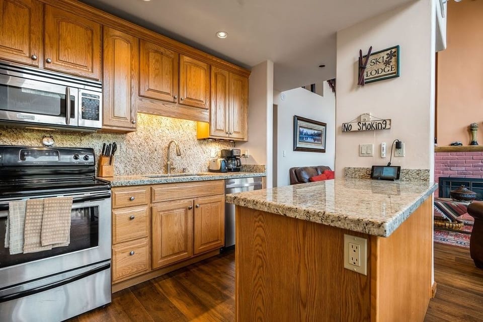 Condo, 4 Bedrooms | Private kitchen | Fridge, microwave, oven, dishwasher