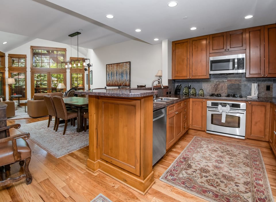 Townhome, 4 Bedrooms | Private kitchen | Fridge, microwave, oven, dishwasher