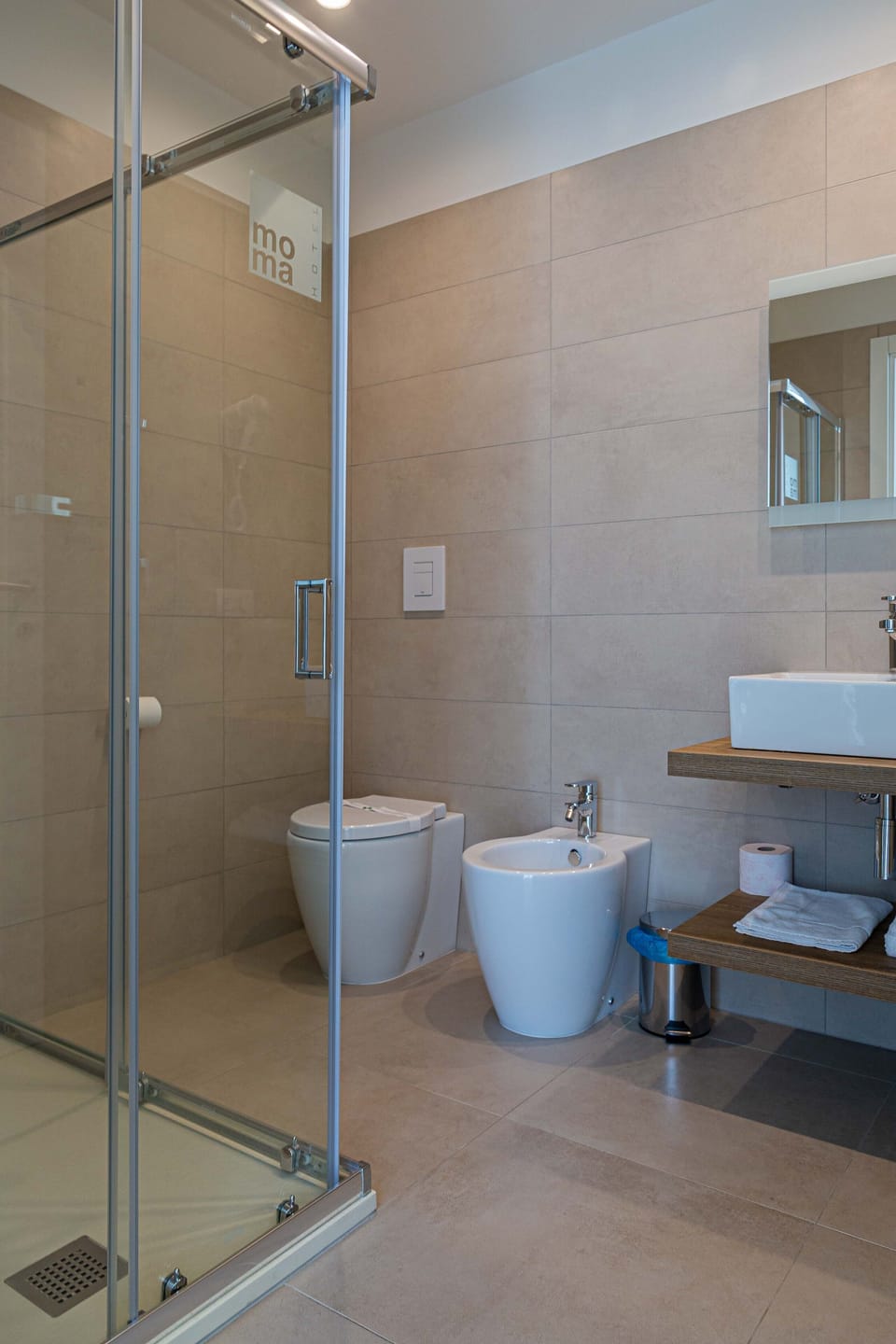 Business Quadruple Room | Bathroom | Shower, free toiletries, hair dryer, bidet