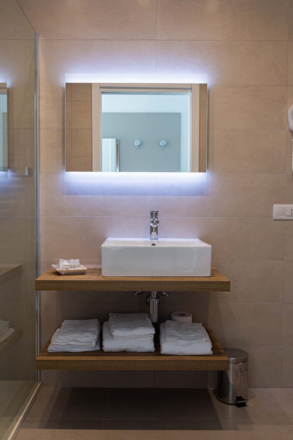 Shower, free toiletries, hair dryer, bidet