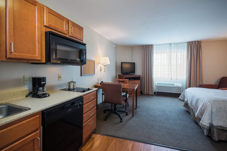 Studio Suite, 1 Queen Bed | Desk, laptop workspace, blackout drapes, iron/ironing board