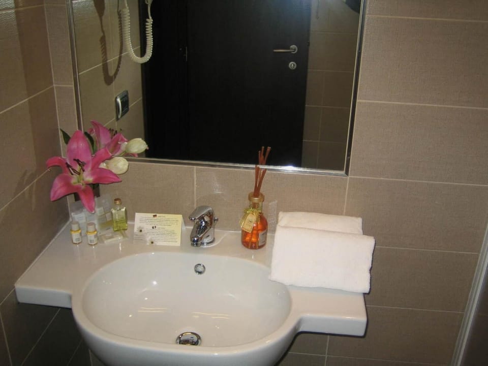 Shower, rainfall showerhead, free toiletries, hair dryer
