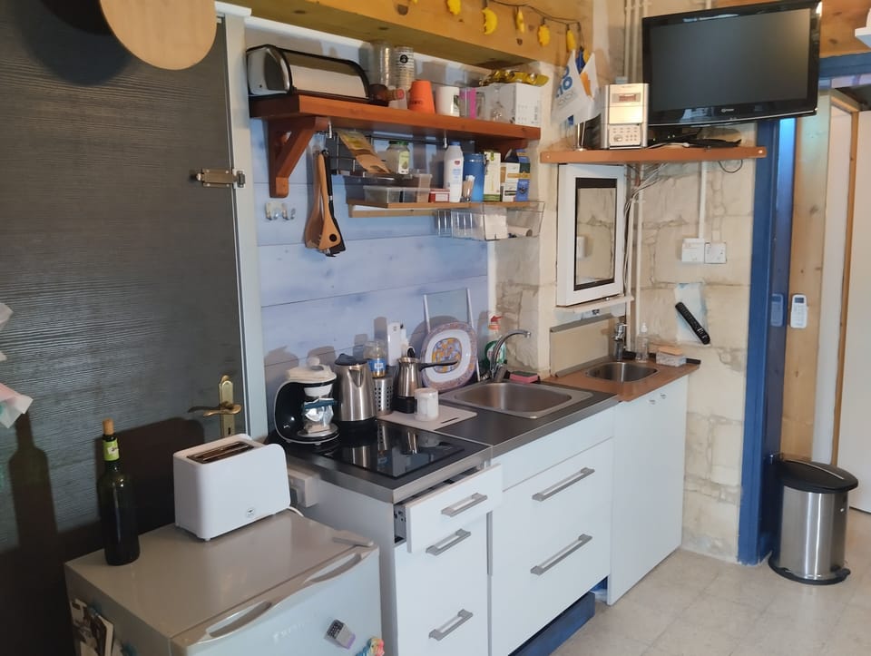Traditional Studio, 1 Double Bed, Kitchenette, Ground Floor | Private kitchenette | Coffee/tea maker, mini-fridge, oven, stovetop