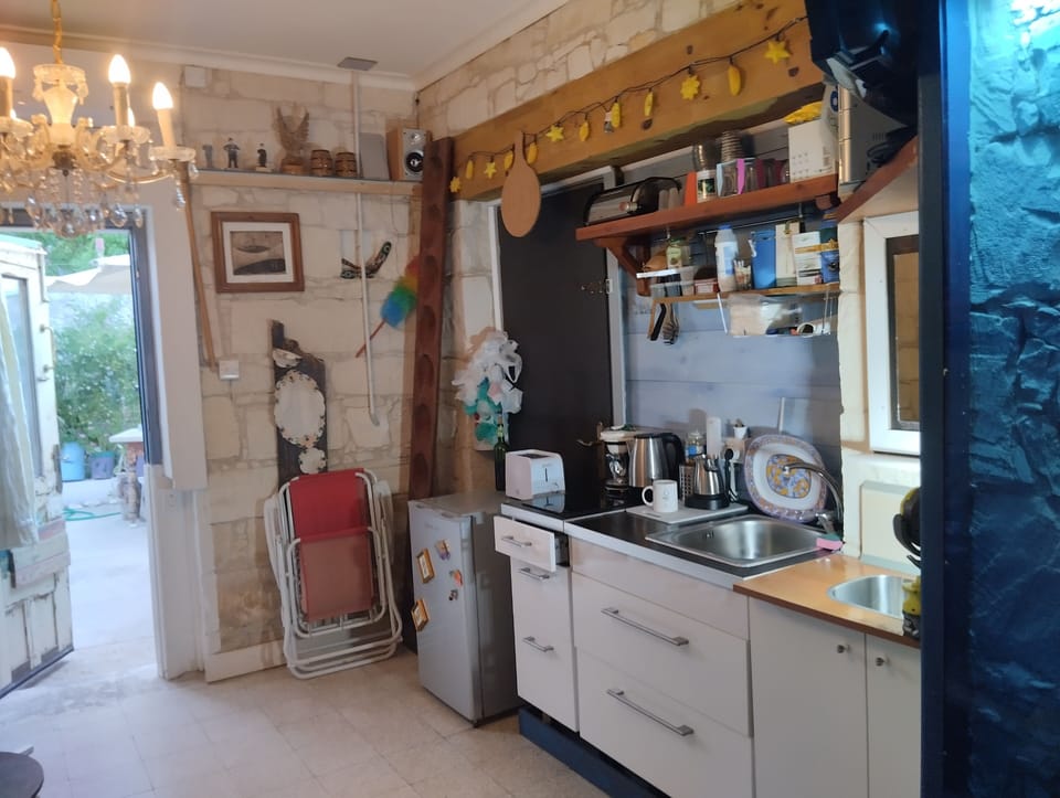 Traditional Studio, 1 Double Bed, Kitchenette, Ground Floor | Private kitchen | Coffee/tea maker, mini-fridge, oven, stovetop