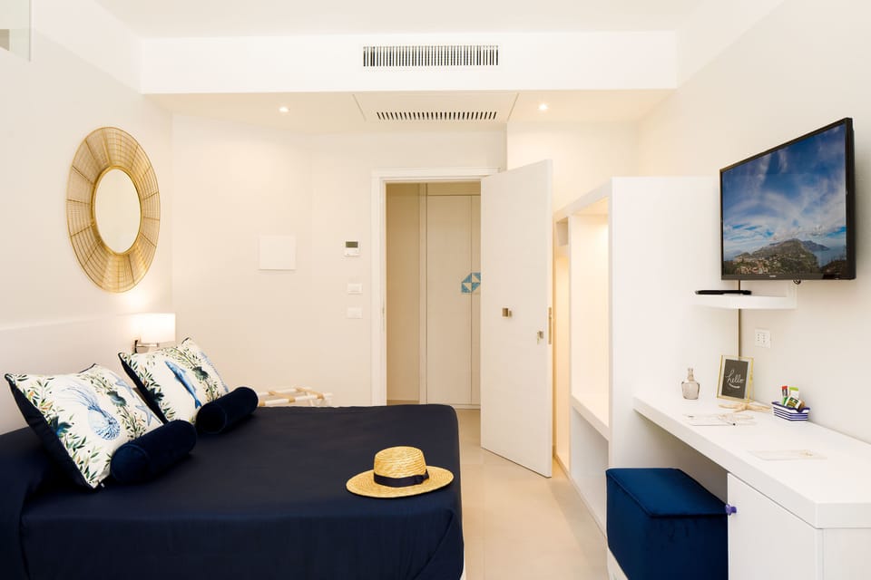 Deluxe Double Room, Balcony | 1 bedroom, premium bedding, minibar, in-room safe