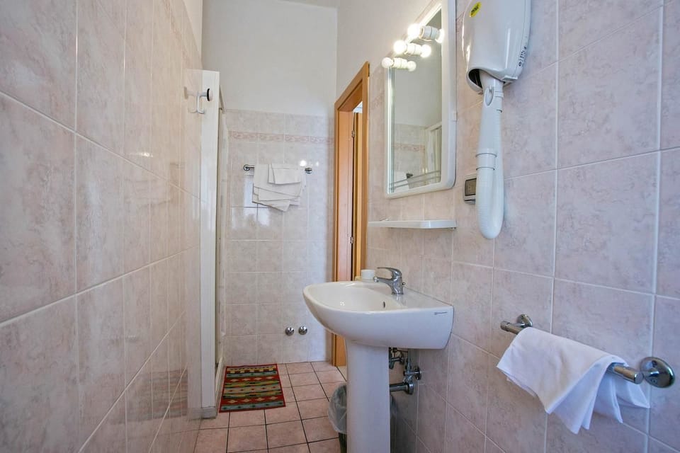 Shower, free toiletries, bidet