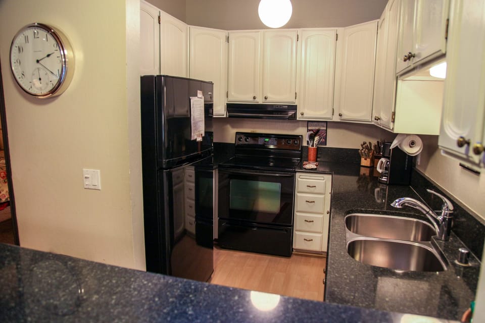 Condo, 4 Bedrooms | Private kitchen | Full-size fridge, microwave, oven, stovetop