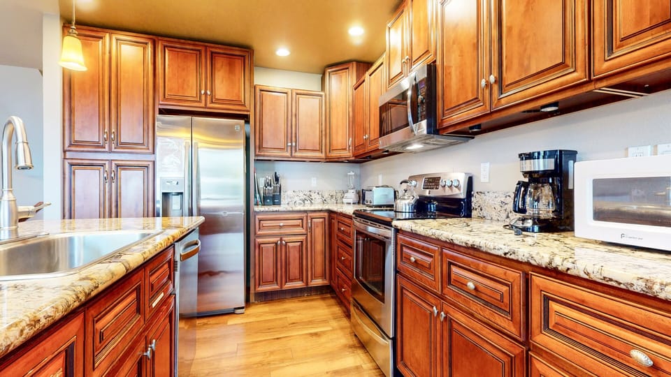 Condo, 3 Bedrooms | Private kitchen | Full-size fridge, microwave, oven, stovetop