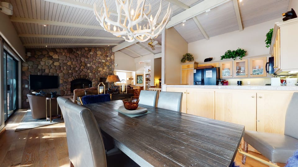 Condo, 4 Bedrooms | Private kitchen | Full-size fridge, microwave, oven, coffee/tea maker